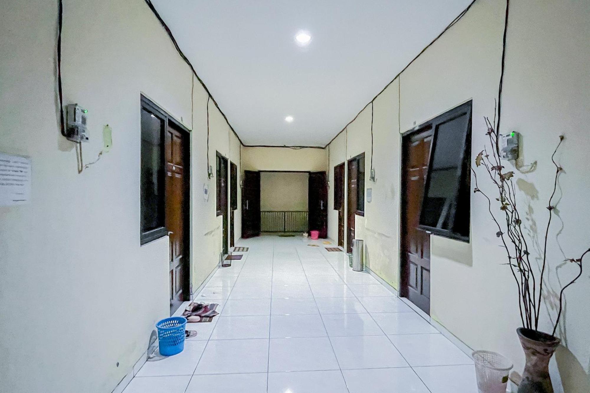 Reddoorz At Graha 99 Simomulyo Hotel Surabaya Exterior photo