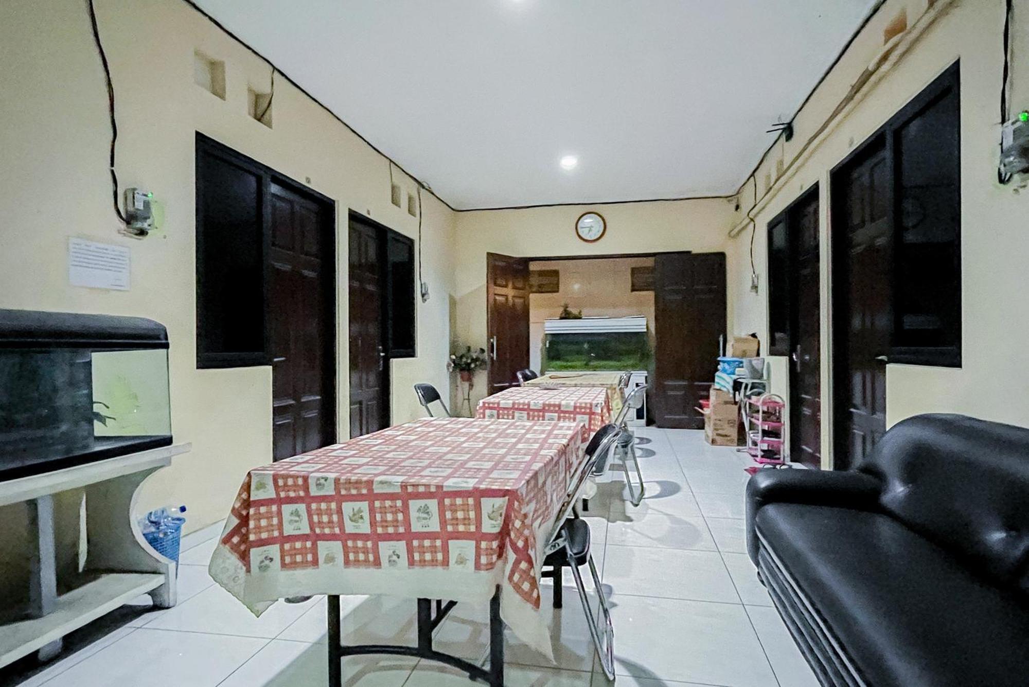 Reddoorz At Graha 99 Simomulyo Hotel Surabaya Exterior photo